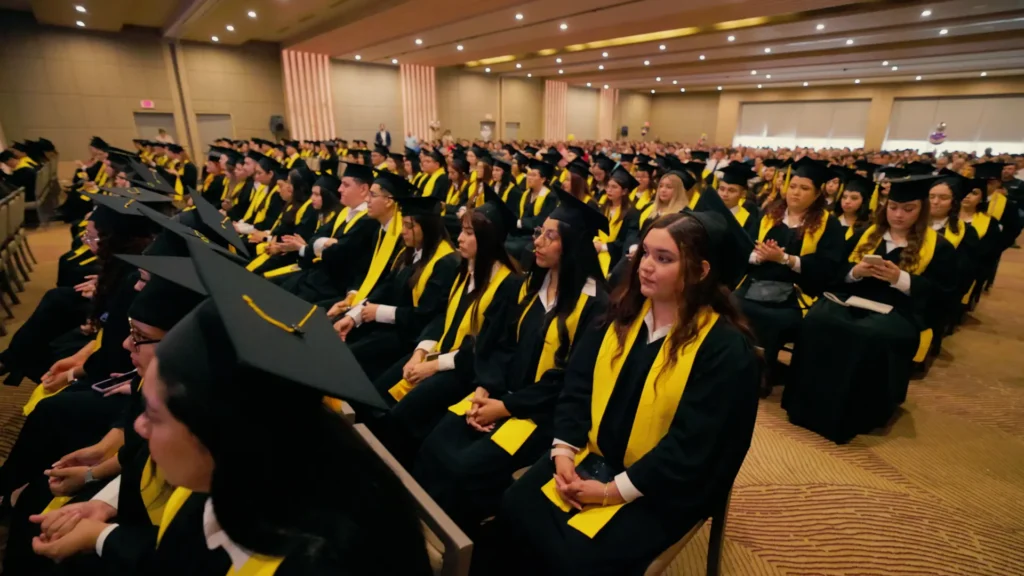 Fotografía grupal de graduación en un estudio profesional.